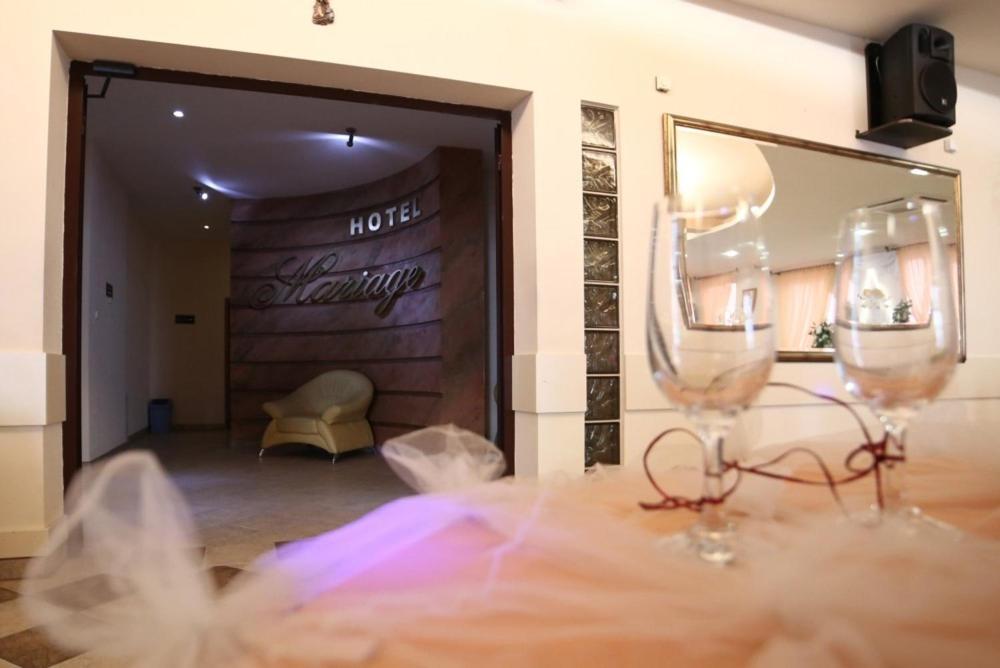 Hotel Mariage Włoszczowa Exteriör bild